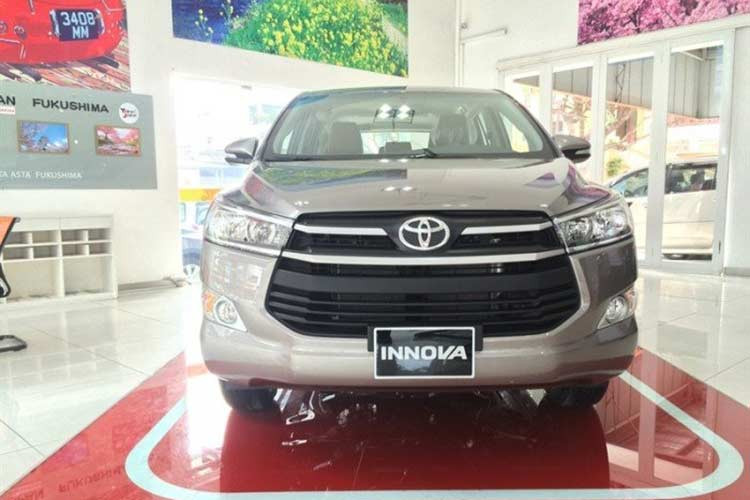 Về thiết kế, Toyota Innova 7 chỗ mới không thay đổi ngoại hình so với bản hiện tại. Cả 3 phiên bản đều có ăng-ten dạng vây cá, đèn phanh trên cao LED, vô-lăng chỉnh 4 hướng tích hợp các phím điều khiểm âm thanh, MID, điện thoại rảnh tay; tựa đầu cho các ghế; chế độ lái ECO. Trang bị an toàn với các hệ thống EBD, BA, ISOFIX...