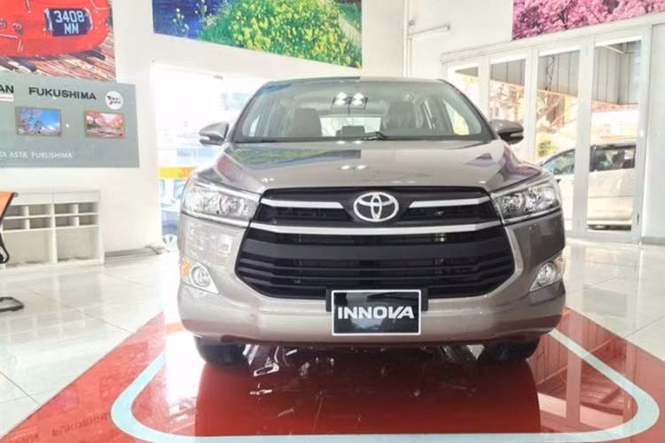 Về thiết kế, Toyota Innova 7 chỗ mới không thay đổi ngoại hình so với bản hiện tại. Cả 3 phiên bản đều có ăng-ten dạng vây cá, đèn phanh trên cao LED, vô-lăng chỉnh 4 hướng tích hợp các phím điều khiểm âm thanh, MID, điện thoại rảnh tay; tựa đầu cho các ghế; chế độ lái ECO. Trang bị an toàn với các hệ thống EBD, BA, ISOFIX...