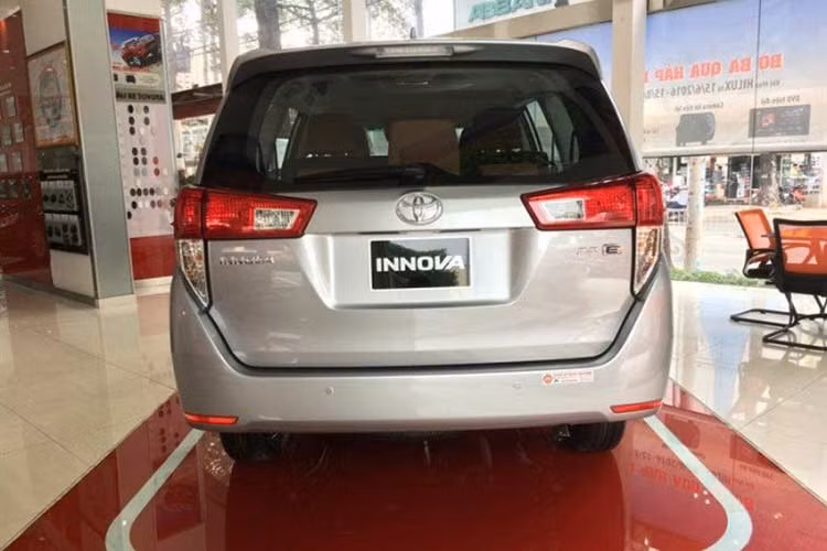 Innova phiên bản 2.0E sẽ được bổ sung đèn pha chỉnh góc chiếu bằng tay, đèn sương mù trước, la-zăng 16 inch. Phiên bản 2.0G cũng có èn pha chỉnh góc chiếu bằng tay, la-zăng 16 inch, đèn trang trí trần xe LED; màn hình đa thông tin TFT 4,2 inch, điều hòa tự động cho hàng ghế sau.