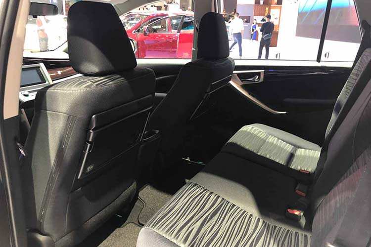 Về phương diện vận hành, các phiên bản của Toyota Innova vẫn được trang bị động cơ 2.0L Dual VVT-i công suất 137 mã lực, mô-men xoắn 183 Nm kết hợp cùng hộp số tự đông 6 cấp và số sàn 5 cấp.