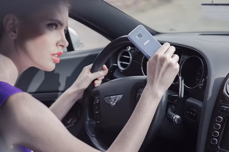 Bên trong nội thất, tất cả các chi tiết trên xe như ghế da, ốp gỗ... đều được làm thủ công. Để phân biệt với bản GT, trên tựa ghế của bản Speed sẽ được các nghệ nhân Bentley thêu logo chữ Speed cách điệu còn phiên bản thường thi ngược lại chỉ có dòng chữ Bentley. Sự kết hợp của da, gỗ và kim loại sáng bóng khiến nội thất xe nổi bật hơn.