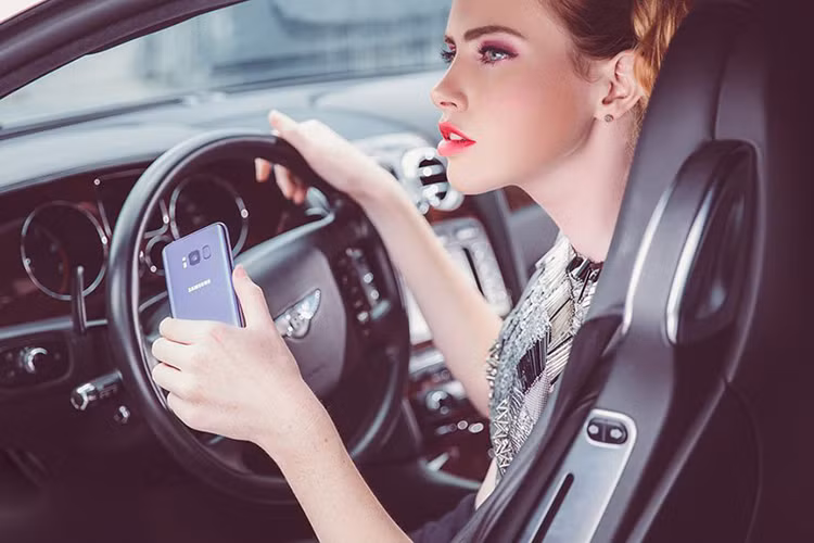 Ngoài ra Bentley Continental GT 'còn được trang bị ghế lái chỉnh điện 10 hướng, ghế hành khách chỉnh điện 8 hướng và bộ nhớ 3 vị trí cho cả 2 ghế trước, hệ thống khởi động bằng nút bấm, phanh tay điện tử, hệ thống điều hòa tự động 2 vùng khí hậu với chức năng lọc không khí, cánh gió sau liền với thân xe và có thể điều chỉnh lên xuống bằng điện.