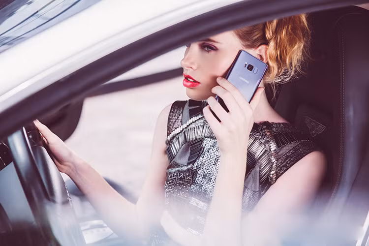 Mẫu xe siêu sang nhà Bentley sở hữu những đường nét mượt mà đầy hấp dẫn. Thân xe bằng hợp kim nhôm cùng với cản trước với 2 hốc hút gió nhỏ, 2 bên cản được mở rộng hơn cân bằng với phần giữa của xe. Hông xe là những đường gân dập nổi cơ bắp, mâm xe đa chấu tiêu chuẩn 20 inch, ngoài ra còn có thêm tùy chọn vành 21 inch.