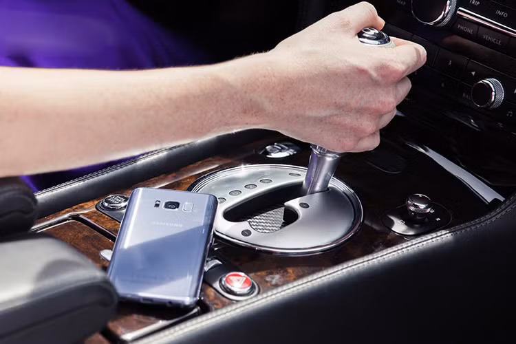 Đáng chú ý là phía dưới cản trước, cản sau và viền sườn xe được ốp chất liệu carbon ấn tượng. Các cửa kính của xe được trang bị kính dày 1/4 inch triệt tiêu toàn bộ tiếng ồn từ bên ngoài. Trên phiên bản này, gương chiêu hậu của xe tích hợp đèn báo sáng dạng led, logo biêyr tượng trang trí mang thương hiệu GT của Bentley...