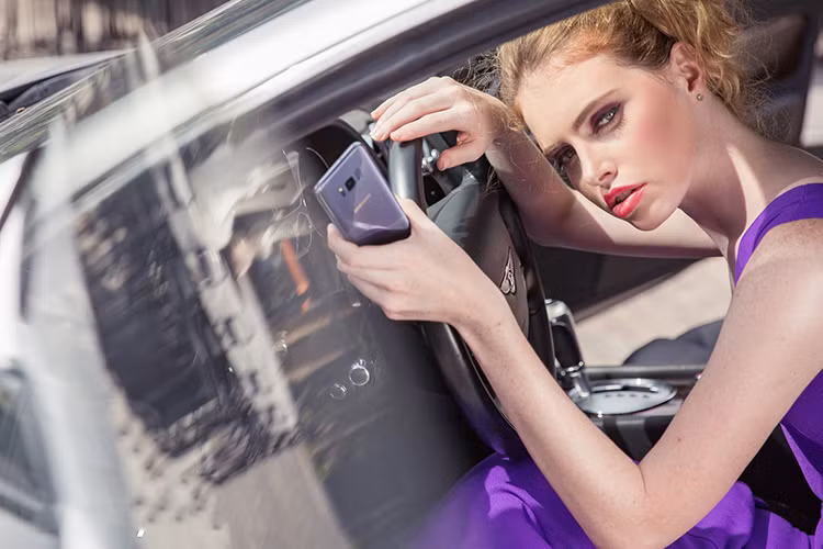 Mặc dù nằm ở phân khúc thể thao, Bentley Continental GT Speed vẫn giữ nét quyến rũ đặc trưng của thương hiệu xe siêu sang Anh quốc. Từ ngôn ngữ thiết kế mềm mại trên thế hệ trước, phiên bản gần đây nhất đang dần chuyển sang những đường nét vuông vắn, cứng cáp chạy dọc thân xe và cụm đèn hậu.