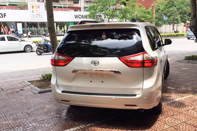 Phân đuôi của xe nổi bật với lưới đèn hậu lớn, thanh kim loại mạ chrome với dòng chữ Sienna dập nổi được ốp chính giữa đuôi xe. Mẫu xe được nhập khẩu từ Mỹ về Hà Nội là phiên bản Limited 2016 với logo hiện diện phía đuôi và thân xe.