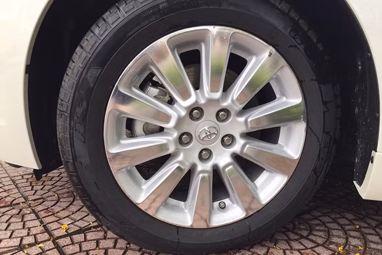 Toyota Sienna phiên bản giới hạn 2016 được trang bị mâm 18 inch 10 chấu, lốp trước và sau có chung kích thước P235/55. Thân xe được thiết kế khá dài, đúng tiêu chuẩn của mẫu MPV hạng sang hiện nay.