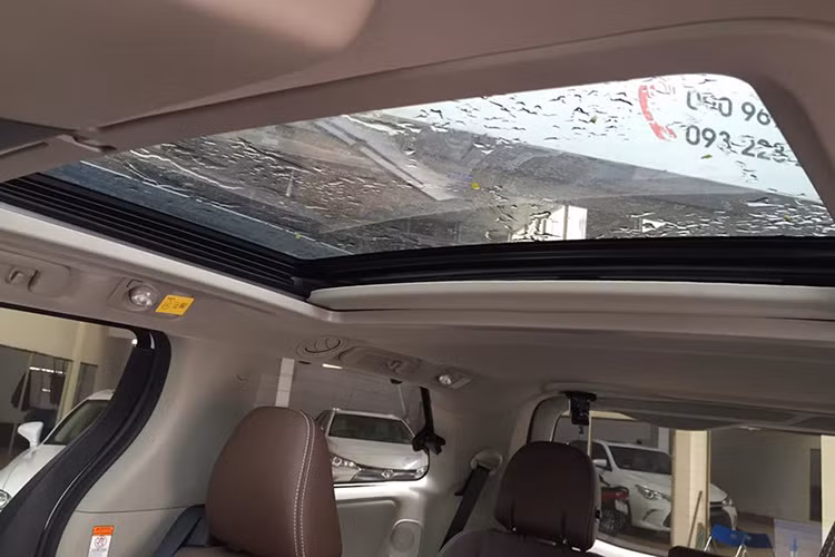 Mẫu xe 7 chỗ này cũng được trang bị cửa sổ trời lớn, cùng với đó là màn hình giải trí dành cho 2 hàng ghế phía sau. Hành khách ở hàng ghế sau có thể tự điều chỉnh chương trình giải trí yêu thích thông qua một bộ điều khiển đi cùng với xe.