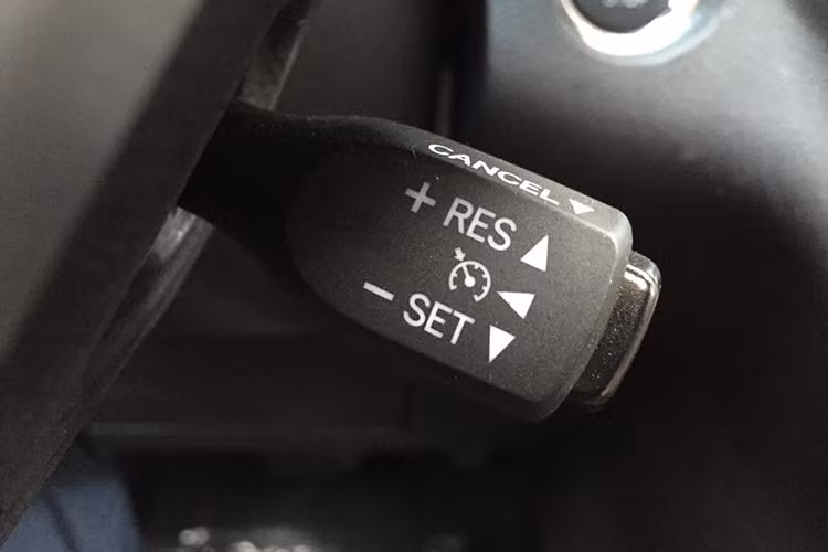 Toyota Sienna Limited 2016 được trang bị động cơ V6 3.5L, công suất 266 mã lực tại vòng tua máy 6.200 vòng/phút và mô-men xoắn cực đại 332 Nm tại 4.700 vòng/phút. Hộp số tự động 6 cấp với tính năng kiểm soát điện tử thông minh (ECT-i).