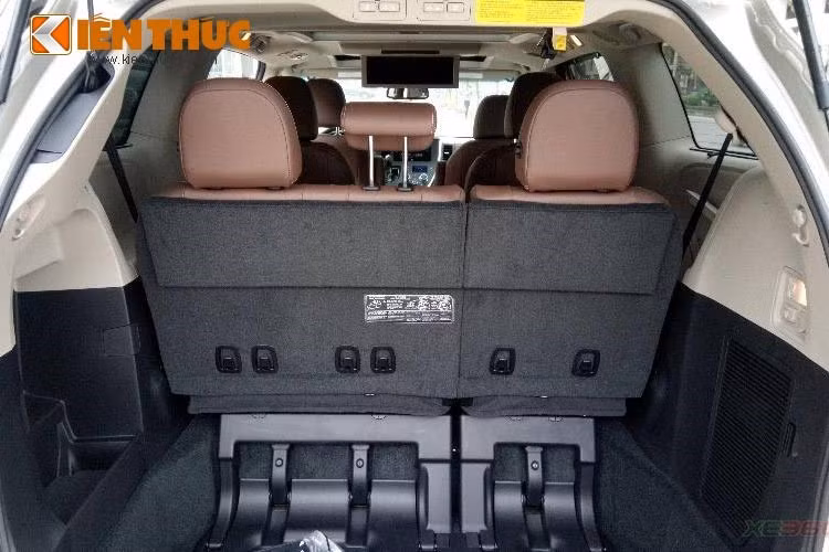 Hàng ghế thứ 3 của mẫu MPV 7 chỗ này có thể gập phẳng để mở rộng không gian chứa đồ phía sau. Quá trình đóng, mở ghế được thực hiện hoàn toàn tự động thông qua các nút bấm. Không gian chứa đồ tối đa của Sienna 2016 có thể lên đến 4.247 lít.