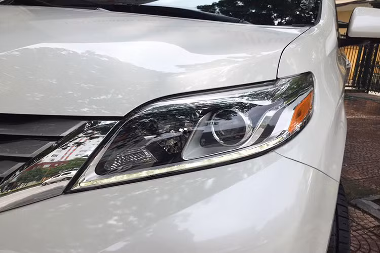 Giống nhiều sản phẩm của Toyota tại thị trường Mỹ, Sienna 2016 cũng có nhiều tuỳ chọn phiên bản khác nhau. Mặt trước xe nổi bật với kiểu dáng thiết kế theo hình chữ V. Lưới tản nhiệt làm từ kim loại mạ chrome sáng, đèn pha thiết kế liền khối với lưới tản nhiệt kết hợp cùng dải đèn LED chạy ngày sắc sảo.