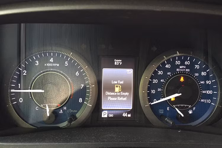 Cụm đồng hồ trên Sienna Limited 2016 cũng được Toyota làm mới - linh hoạt và sang trọng hơn, nó hiển thị đầy đủ các thông số kỹ thuật cũng như hành trình, nhiên liệu, tốc độ, cảnh báo...