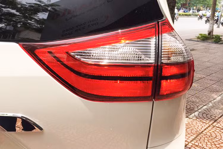 Xe được thiết kế với đèn hậu lớn, thanh kim loại mạ chrome với dòng chữ Sienna dập nổi được ốp chính giữa đuôi xe. Cản sau của xe được làm khá lớn, cụm ống xả được nằm ở vị trí khá thấp phía bên phải.