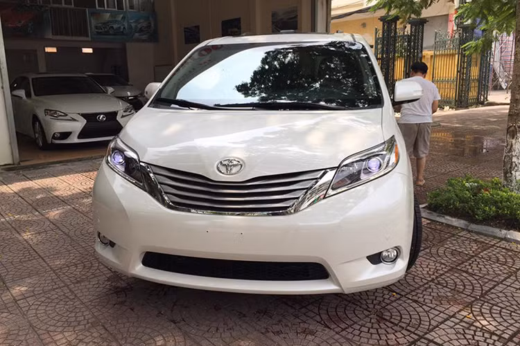 Mẫu MPV 7 chỗ của Toyota sở hữu chiều dài 5.085 mm, rộng 1.986 mm và cao 1.750 mm. Trục cơ sở xe ở mức 3.030 mm. Trọng lượng của Sienna 2016 là 1.950 mm. Kích thước khá cồng kềnh mang lại không gian sử dụng bên trong cabin rộng rãi và thoải mái.