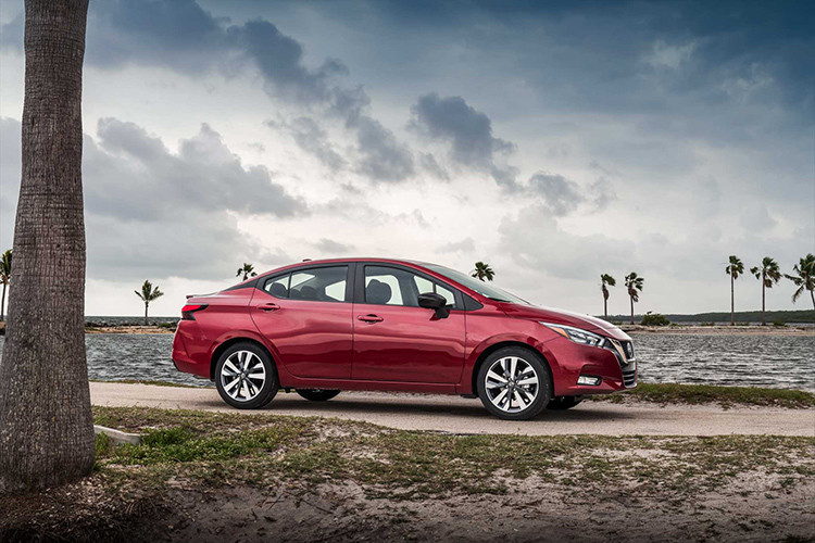 Tại Mỹ, Nissan Versa thực chất chính là mẫu Nissan Sunny quen thuộc tại Việt Nam hay nó còn được biết đến với tên gọi khác là Nissan Almera ở một số thị trường ở Đông Nam Á như Thái Lan. Nissan Versa thế hệ mới được xây dựng trên nền tảng mô-đun có tên gọi “Alliance’s Common Modular Family (CMF-B)” của Liên minh hai hãng xe Renault-Nissan, hãng Nissan gọi đây là nền tảng “V-platform”.