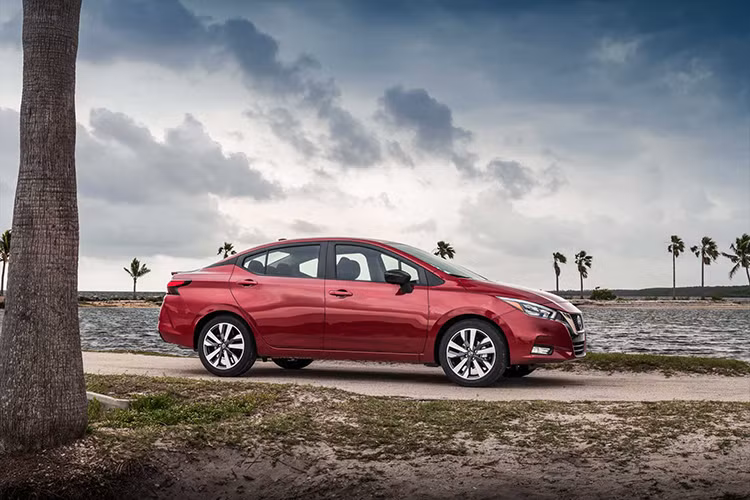 Tại Mỹ, Nissan Versa thực chất chính là mẫu Nissan Sunny quen thuộc tại Việt Nam hay nó còn được biết đến với tên gọi khác là Nissan Almera ở một số thị trường ở Đông Nam Á như Thái Lan. Nissan Versa thế hệ mới được xây dựng trên nền tảng mô-đun có tên gọi “Alliance’s Common Modular Family (CMF-B)” của Liên minh hai hãng xe Renault-Nissan, hãng Nissan gọi đây là nền tảng “V-platform”.