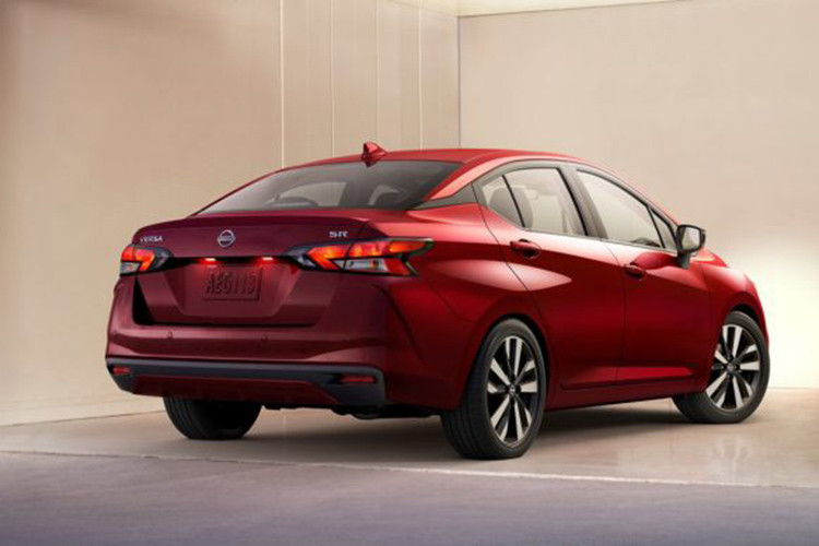 Về động cơ, Nissan Versa được trang bị động cơ xăng 4 xy-lanh thẳng hàng dung tích 1.6L hút khí tự nhiên cho công suất tối đa 122 mã lực và mô-men xoắn cực đại 154 Nm. Sức mạnh được truyền xuống cầu trước (FWD) thông qua 02 tùy chọn hộp số gồm sàn 5 cấp hoặc tự động vô cấp CVT Xtronic.