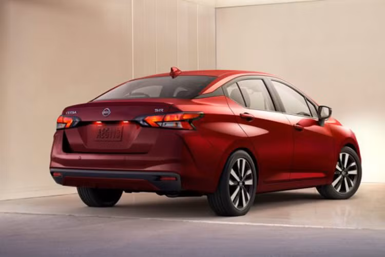 Về động cơ, Nissan Versa được trang bị động cơ xăng 4 xy-lanh thẳng hàng dung tích 1.6L hút khí tự nhiên cho công suất tối đa 122 mã lực và mô-men xoắn cực đại 154 Nm. Sức mạnh được truyền xuống cầu trước (FWD) thông qua 02 tùy chọn hộp số gồm sàn 5 cấp hoặc tự động vô cấp CVT Xtronic.