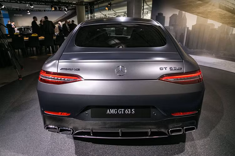 Ngoài ra, phía sau của xe được trang bị cánh lướt gió và bộ khuếch tán thể thao đi cùng với cụm ống xả kép hình thang,... Phiên bản 63 S 4Matic + sử dụng bộ mâm AMG 21 inch kết hợp với hệ thống phanh hiệu suất cao sử dụng “heo dầu” 6 piston trước và piston đơn phía sau.