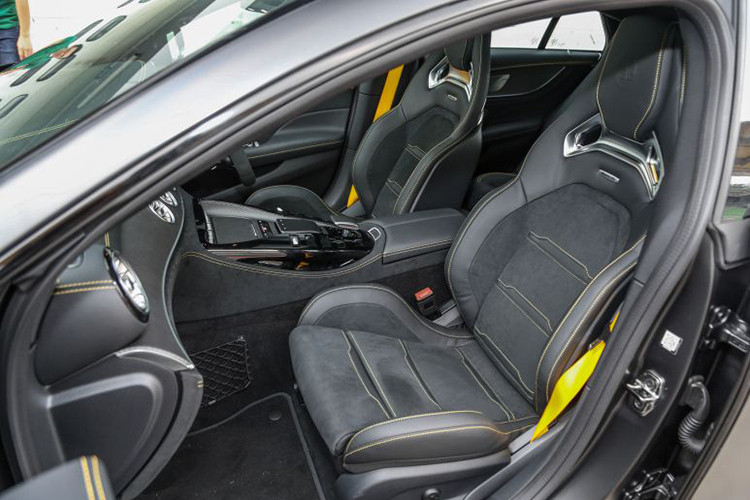 Trang bị hệ thống giải trí của xe Mercedes-AMG GT coupe 4 cửa bao gồm hệ thống COMAND Online tích hợp kết nối điện thoại thông minh, hỗ trợ Apple CarPlay, sạc đt không dây, tiện nghi giải trí hơn với âm thanh vòm Burmester và nhiều “đồ chơi” khác.