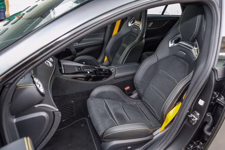 Trang bị hệ thống giải trí của xe Mercedes-AMG GT coupe 4 cửa bao gồm hệ thống COMAND Online tích hợp kết nối điện thoại thông minh, hỗ trợ Apple CarPlay, sạc đt không dây, tiện nghi giải trí hơn với âm thanh vòm Burmester và nhiều “đồ chơi” khác.