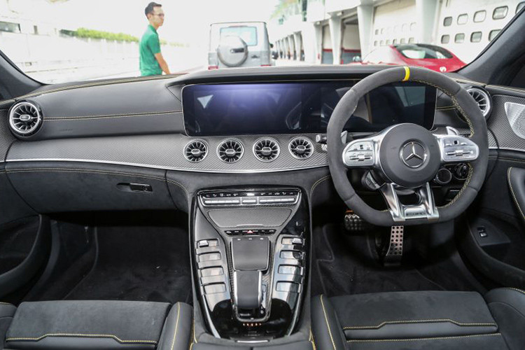 Nội thất của Mercedes-AMG 2019 mới sở hữu bộ ghế ngồi và vô lăng thể thao AMG được bọc vải Nappa kết hợp Dinamica microfibre và trang trí bằng sợi carbon thể thao. Ngay chính giữa buồng lái là cặp màn hình cảm ứng kích thước 12,3 inch với 03 chế độ hiển thị (Classic/Sport/Supersport).
