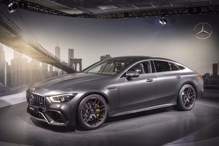 Cụ thể giá xe Mercedes-AMG GT 4-Door Coupe tại Malaysia được phân phối tổng cộng 03 phiên bản bao gồm: 63 S 4Matic có giá 1.798.888 RM (khoảng 10,1 tỷ đồng), 53 4Matic có giá từ 1.298.888 RM (khoảng 7,2 tỷ đồng) và 43 4Matic có giá từ 1.098.888 RM (khoảng 6,17 tỷ đồng).