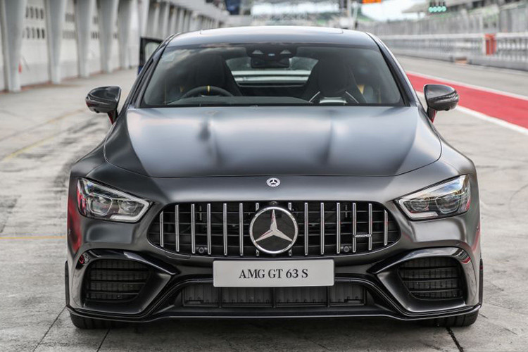 Hệ dẫn động bốn bánh toàn thời gian AMG Performance 4Matic + trên AMG 4-Door Coupe có chế độ “Drift Mode” giúp truyền sức kéo hoàn toàn xuống cầu sau (RWD) tương tự như xe dẫn động cầu sau thuần. Ở phiên bản hàng đầu 63 S 4Matic + được trang bị tiêu chuẩn gói Dynamic Plus và gói này cũng đi kèm với một bộ vi sai chống trượt ở cầu sau.