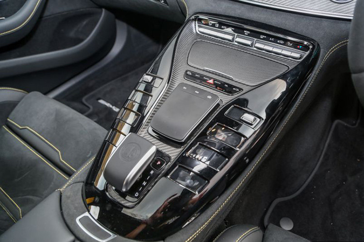 Là một dòng xe “flagship”, GT 4-Door Coupe có gói hỗ trợ lái xe và an toàn hàng đầu. Bản 63 S 4Matic + còn có bộ ghi dữ liệu AMG Track Pace, về cơ bản hệ thống sử dụng dữ liệu từ GPS cũng như các cảm biến trên xe hỗ trợ thu thập và phân tích khoảng 80 dữ liệu về tốc đọo thời gian của xe để người dùng có thể tham chiếu nhằm cải thiện kỹ năng lái xe.