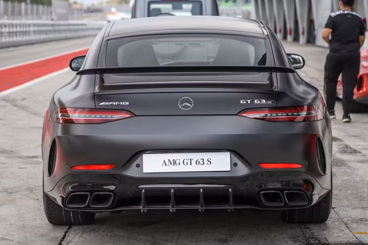 Trong khi đó, hai phiên bản còn lại sử dụng chung động cơ nhỏ hơn, loại 6 xy-lanh thẳng hàng dung tích 3.0L tăng áp tích hợp hệ thống mild-hybrid EQ Boost. Cụ thể bản 53 cho công suất 429 mã lực + 520Nm; 0-100 km/ h 4,5 giây và tốc độ tối đa 285 km/h. Còn phiên bản 43 cho công suất 362 mã lực + 500Nm; 0-100 km/ h 4,5 giây và tốc độ tối đa 270 km/h.