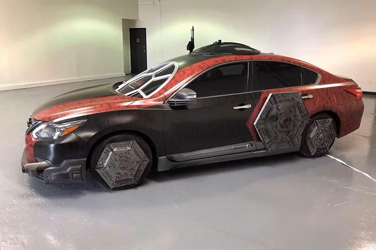 Hai bên hông xe có ba tấm khiên chắn cũng được làm từ các mô hình 3D. Đây là mẫu khiên chắn đặc trưng trên các máy bay chiến đấu TIE của binh đoàn The First Order trong phim. Ngoài ra, xe còn được trang bị hệ thống loa ngoài có thể phát ra các âm thanh động cơ của máy bay chiến đấu TIE và giả lập tiếng pháo laser.