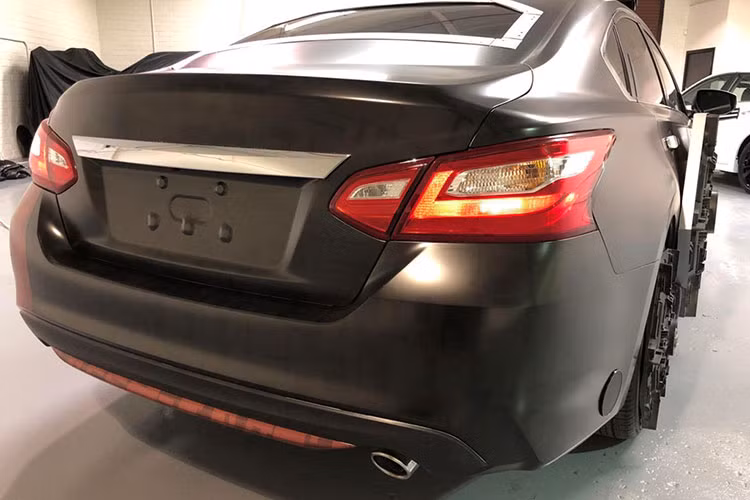 Phía sau của chiếc xe không có quá nhiều sự thay đổi về thiết kế. Nissan vẫn giữ nguyên thiết kế đơn giản ở phần đuôi của mẫu Altima 2018.