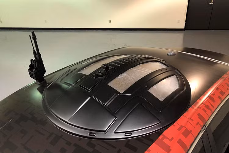 Phần mui của xe có thiết kế vô cùng đặc biệt, nhìn giống cửa vào trên các phi thuyền trong vũ trụ Star Wars. Tuy nhiên, đây chỉ là mô hình 3D được gắn thêm vào, không có chức năng như một cửa sổ.