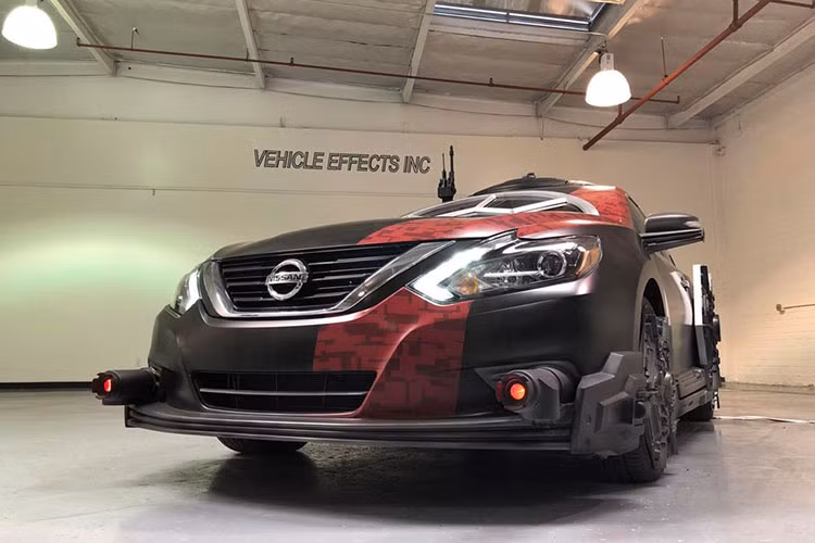 Phía trước của xe có các khẩu pháo laser được làm bằng các mô hình 3D tương tự như những chiếc máy bay chiến đấu TIE.