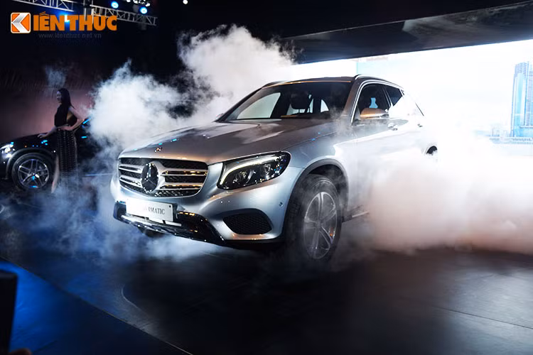 Mercedes-Benz GLC là mẫu SUV hạng sang được phát triển hoàn toàn mới để thay thế cho mẫu GLK trước đây, đồng thời dùng chung sàn MRA với dòng sedan C-Class. Chính vì điều này, cũng giống như C-Class khi chuyển thế hệ, GLC lớn hơn nhiều so với GLK.
