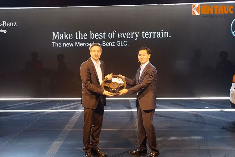 Trong sự kiện ra mắt dòng SUV hoàn toàn mới này, Mercedes-Benz Việt Nam cũng đồng thời công bố thông tin thay đổi nhân sự, theo đó vị trí Giám đốc điều hành mảng Kinh doanh xe du lịch của ông Dirk Adelmann sẽ được chuyển giao cho ông Duk-Jun-Choi, người từng là Phó Chủ tịch phụ trách kinh doanh của Mercedes-Benz Hàn Quốc.