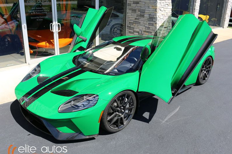 Được biết, màu sơn của chiếc xe thể thao Ford GT 2017 siêu đắt đỏ này có tên là Atlas Green và có giá 30.000 USD (khoảng 696 triệu đồng), trên thế giới chỉ có duy nhất một chiếc GT được sơn màu xanh lá như vậy, nó được tạo ra bởi đơn đặt hàng đặc biệt.