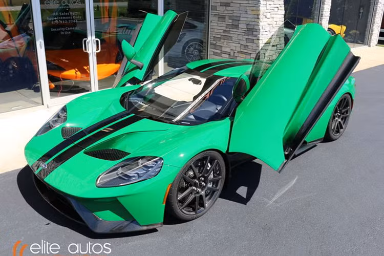 Được biết, màu sơn của chiếc xe thể thao Ford GT 2017 siêu đắt đỏ này có tên là Atlas Green và có giá 30.000 USD (khoảng 696 triệu đồng), trên thế giới chỉ có duy nhất một chiếc GT được sơn màu xanh lá như vậy, nó được tạo ra bởi đơn đặt hàng đặc biệt.