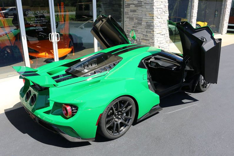 Hiện trên thị trường, một chiếc Ford GT 2017 có giá niêm yết khoảng 450.000 USD (tương đương 10,4 tỷ đồng), với các tùy chọn thì xe có giá khoảng 500.000 đến 550.000 USD (tương đương 11,6 đến 12,7 tỷ đồng).