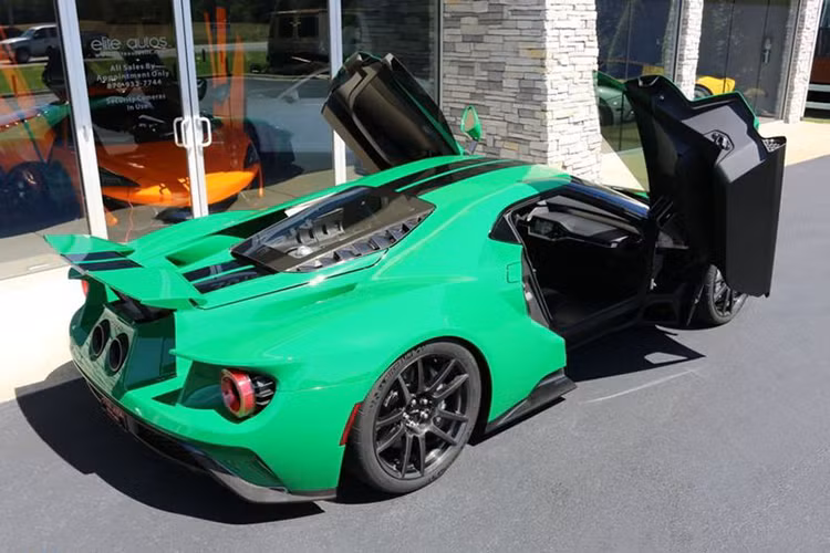 Hiện trên thị trường, một chiếc Ford GT 2017 có giá niêm yết khoảng 450.000 USD (tương đương 10,4 tỷ đồng), với các tùy chọn thì xe có giá khoảng 500.000 đến 550.000 USD (tương đương 11,6 đến 12,7 tỷ đồng).