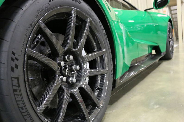 Ngoài ra, các đai ốc của chiếc xe Ford GT 2017 cũ này cũng được trang bị bằng loại titan "hàng thửa" hay dây đai an toàn (loại cho xe đua). Toàn bộ thân xe của GT cũng được phủ trong một lớp phim bảo vệ sơn. 