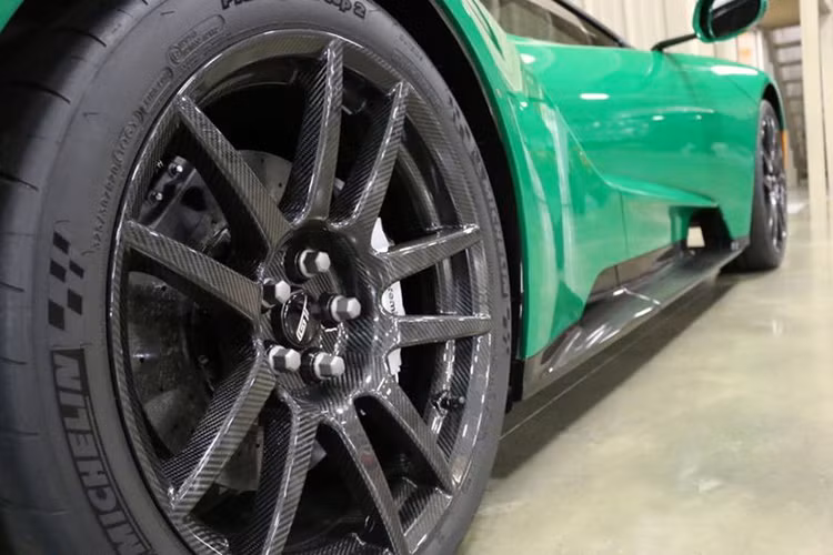 Ngoài ra, các đai ốc của chiếc xe Ford GT 2017 cũ này cũng được trang bị bằng loại titan "hàng thửa" hay dây đai an toàn (loại cho xe đua). Toàn bộ thân xe của GT cũng được phủ trong một lớp phim bảo vệ sơn. 