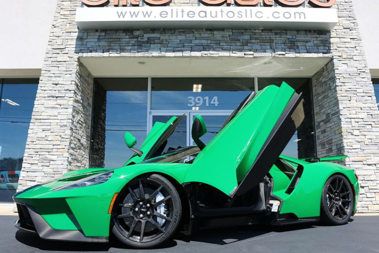 Tất nhiên, chừng đó chưa đủ để chiếc Ford GT 2017 đắt lên tới 1,3 triệu USD (khoảng 30,1 tỷ đồng). Siêu xe Mỹ còn sở hữu gói nâng cấp kiểu dáng, các bánh xe bằng sợi carbon bóng, kẹp phanh bạc, gói nội thất...