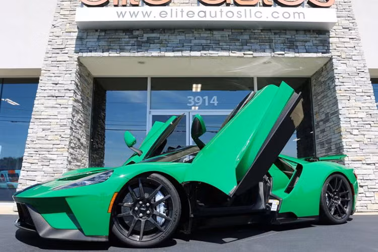 Tất nhiên, chừng đó chưa đủ để chiếc Ford GT 2017 đắt lên tới 1,3 triệu USD (khoảng 30,1 tỷ đồng). Siêu xe Mỹ còn sở hữu gói nâng cấp kiểu dáng, các bánh xe bằng sợi carbon bóng, kẹp phanh bạc, gói nội thất...