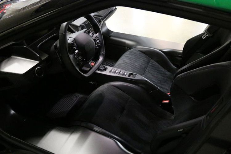 Sau tất cả, giá xe Ford GT đặc biệt này được chào bán với giá 1.299.980 USD (tương đương khoảng 30,1 tỷ đồng), một con số khổng lồ, nó cao gấp khoảng 2,5 lần so với giá mua ban đầu của chiếc xe.