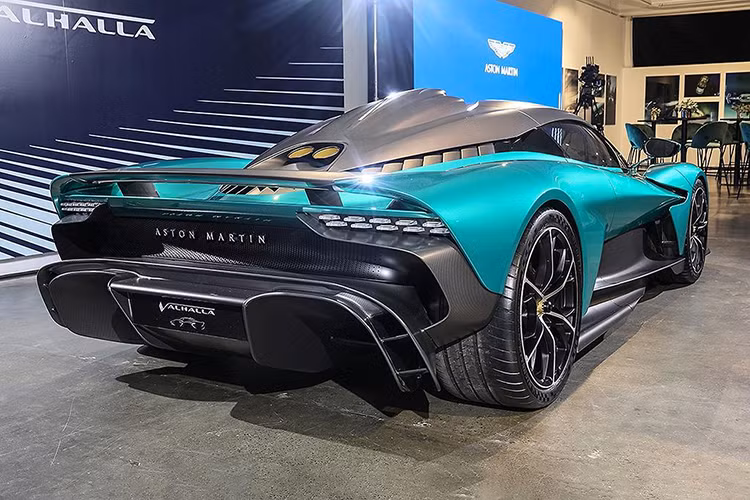 Aston Martin Valhalla bản sản xuất sẽ được trang bị động cơ tăng áp kép V8 4.0L của AMG (thay vì loại V6 3.0L như công bố trước đó. Khối động cơ tăng áp kép trên siêu xe Aston Martin Valhalla mới kết hợp với 2 động cơ điện chia đều ở mỗi trục, cho tổng công suất lên tới 937 mã lực và mô-men xoắn cực đại 1.000 Nm. Xe có thể dễ dàng tăng tốc từ 0 - 100 km/h trong 2,5 giây, vận tốc tối đa chạm ngưỡng 330 km/h.