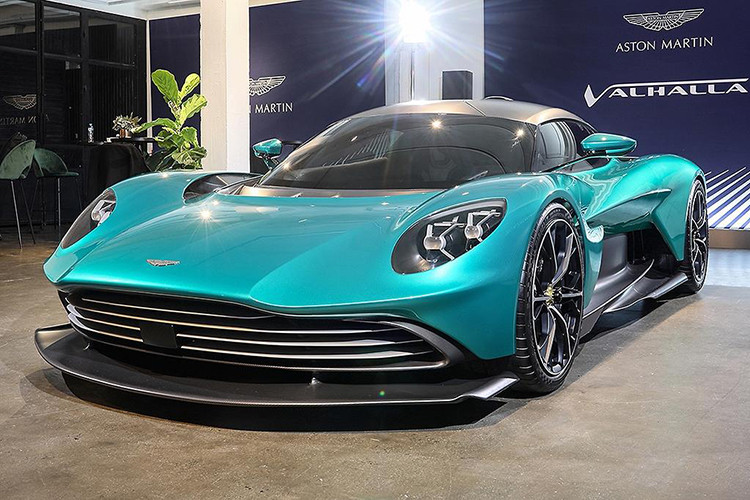 Toàn bộ sức mạnh của Aston Martin Valhalla được gửi đến các bánh xe thông qua hộp số tự động ly hợp kép tám cấp do chính Aston Martin chế tạo độc quyền và dành riêng cho siêu xe hybrid này. Giá xe Aston Martin Valhalla tại Đông Nam Á từ 3,5 triệu RM (tương đương khoảng 19,9 tỷ đồng)