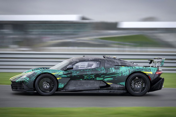 Mới đây, Aston Martin Valhalla 2024 mới lại trở thành tâm điểm chú ý khi được hãng xe Anh quốc tung ra những bức ảnh mới về một chiếc xe đang được thử nghiệm. Công ty không nói nhiều, chỉ cho biết “siêu xe sẽ đặt ra những tiêu chuẩn mới”.