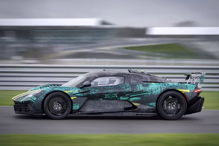 Mới đây, Aston Martin Valhalla 2024 mới lại trở thành tâm điểm chú ý khi được hãng xe Anh quốc tung ra những bức ảnh mới về một chiếc xe đang được thử nghiệm. Công ty không nói nhiều, chỉ cho biết “siêu xe sẽ đặt ra những tiêu chuẩn mới”.