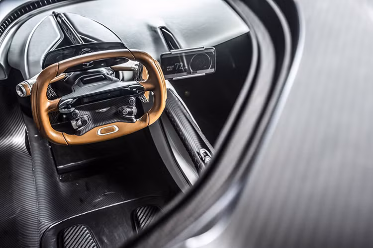 Các cập nhật tiếp tục được cập nhật ở thân xe, nơi hốc gió làm mát động cơ được thiết kế lại, gương mới và cửa với tay nắm chìm. Chắc chắn Valhalla sẽ còn những thay đổi bổ sung nâng cấp đặc biệt.